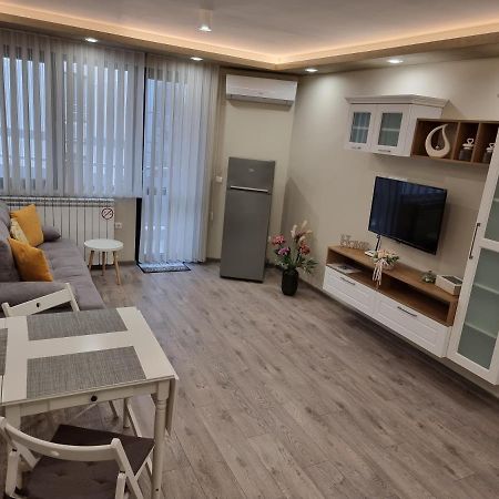 Flowers Apartment Dobrich Exterior foto